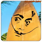 Motif facial noir appliqué sur une planche de surf orange