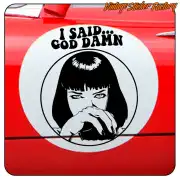 Diseño circular con mujer dibujada y texto «I SAID... GOD DAMN» sobre un coche rojo