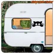Pegatina de gato negro aplicada en el lateral de una caravana blanca