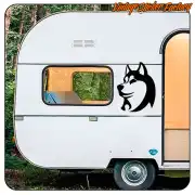 Husky-Aufkleber an der Seite eines weißen Wohnwagens