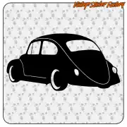 Schwarze Silhouette eines Volkswagen Käfers auf hellem gemustertem Hintergrund