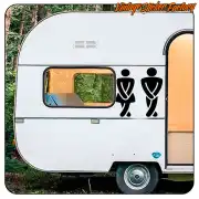 Deux symboles noirs de toilettes appliqués sur le côté d’une caravane blanche