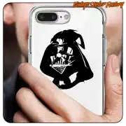 Autocollant de Dark Vador appliqué sur la coque transparente d’un téléphone portable