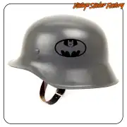 Autocollant Batman Satan appliqué sur un casque gris