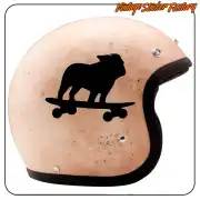 Silhouette noire d’un carlin sur un skateboard, appliquée sur un casque de style vintage