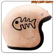 Diseño de pez con espinas aplicado en el lateral de un casco vintage