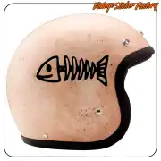 Esqueleto de pez negro aplicado sobre un casco de motocicleta de color claro