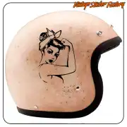 Design einer Frau mit Hut auf einem Motorradhelm
