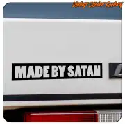 Texto «MADE BY SATAN» aplicado en el lateral de un vehículo blanco