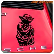 Pegatina negra de Yoda aplicada sobre la parte trasera roja de un Porsche