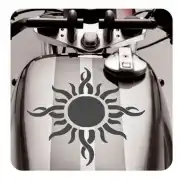 Tribal-Sonnenaufkleber auf dem Tank eines Motorrads