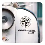 Schwarzer Windrosen-Aufkleber am Heck eines Vintage-Fahrzeugs