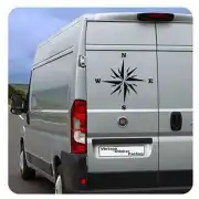 Windrose an der Hecktür eines weißen Transporters