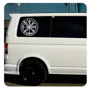 Vegvísir blanc appliqué sur la vitre latérale d’un van blanc