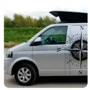 Windrose an der Seite eines Campervans angebracht