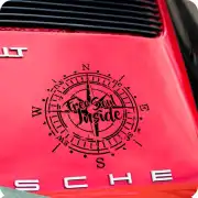 Autocollant Free Soul Compass appliqué sur la carrosserie rouge d’une Porsche