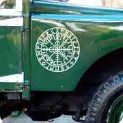 Autocollant Vegvisir blanc appliqué sur le côté vert d’un véhicule tout-terrain