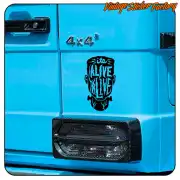 Design « It's Alive » appliqué sur le côté d’un véhicule bleu