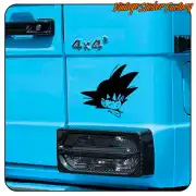 Adhésif noir de Goku appliqué à l’arrière d’une camionnette bleue