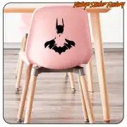 Schwarzer Batman-Aufkleber auf der Rückseite eines rosa Stuhls