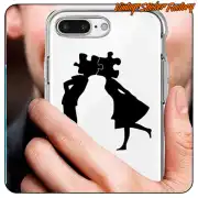 Design mit zwei Silhouetten und Puzzleteilen auf dem Kopf, auf einer Handyhülle angebracht