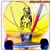 Diseño de perro pit bull aplicado sobre la tabla de un monopatín