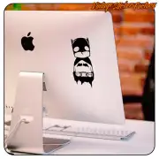 Schwarz-weißes Superheldenmotiv auf einem Desktop-Computer