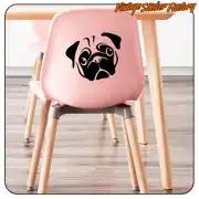 Schwarzes Mops-Design auf der Rückenlehne eines rosa Stuhls