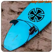 Diseño de cruz estilizada aplicado sobre una tabla de surf azul