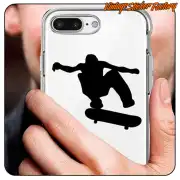 Skater-Silhouette auf einem Skateboard auf dem transparenten Handygehäuse angebracht