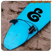 Schwarzes spiralförmiges Design auf einem blauen Surfbrett