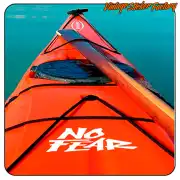 Diseño NO FEAR en blanco aplicado sobre la cubierta naranja de una embarcación