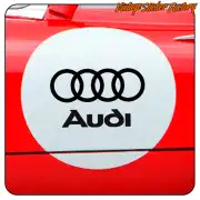 Schwarzes AUDI Motiv auf einem weißen Kreis an der Seite eines roten Autos