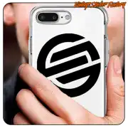 Diseño circular negro aplicado sobre la carcasa transparente de un teléfono móvil