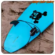 Schwarzes Design mit Totenkopf, Rädern und Nummer 43 auf einem blauen Surfbrett