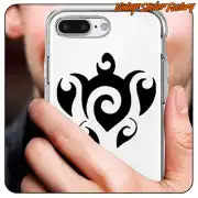 Diseño tribal de tortuga en negro aplicado sobre la carcasa transparente de un teléfono móvil