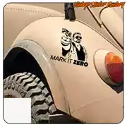 Design MARK IT ZERO appliqué sur l’aile d’un véhicule tout-terrain clair