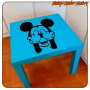 Pegatina MICKEY aplicada sobre una mesa azul