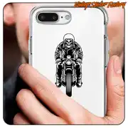 Tête de mort motarde sur une moto, appliquée sur la coque transparente d’un téléphone portable