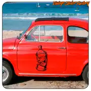 Diseño de aerosol con rostro caricaturesco aplicado en la puerta de un coche clásico rojo