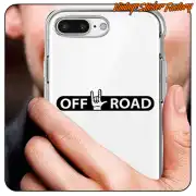 Pegatina OFF ROAD negra con símbolo de mano, aplicada sobre la funda de un teléfono móvil