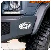 Sticker ovale 4x4 OFF ROAD appliqué sur le côté d’un véhicule tout-terrain
