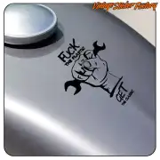Diseño FUCK THE PLASTIC aplicado sobre una superficie metálica gris