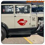 Design mit roten Lippen und Schädel an der Tür eines klassischen Pick-ups