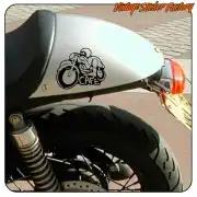 Motif café racer avec un motard sur une moto, appliqué à l’arrière d’une moto