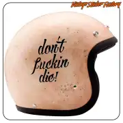 Vinilo negro Don't Fucking Die aplicado en un casco beige