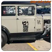 Sticker mit Totenkopf und Text „Sorry I'm not cool“ an der Tür eines klassischen Fahrzeugs