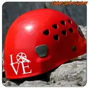 Diseño LOVE BIKE en blanco aplicado sobre un casco rojo con perforaciones