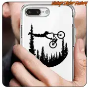 BMX-Silhouette bei einem Sprung über einen Wald auf einer transparenten Handyhülle