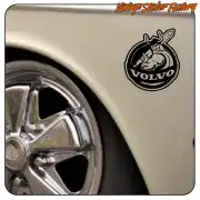 Adhesivo circular con figura vikinga y texto VOLVO aplicado junto a la rueda de un vehículo clásico